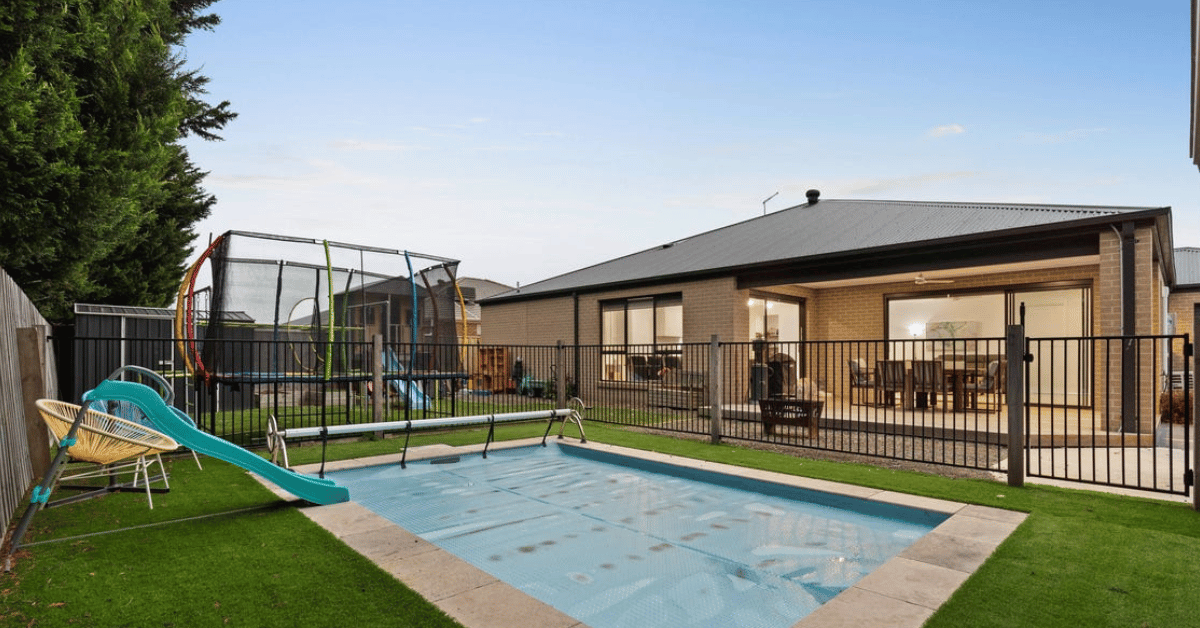 solar pool cover on fibreglass pool
